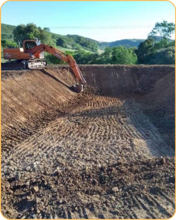 Construção de açudes, Lagoas para biodigestores e tratamento de agua e
Lagoas para reservação de agua